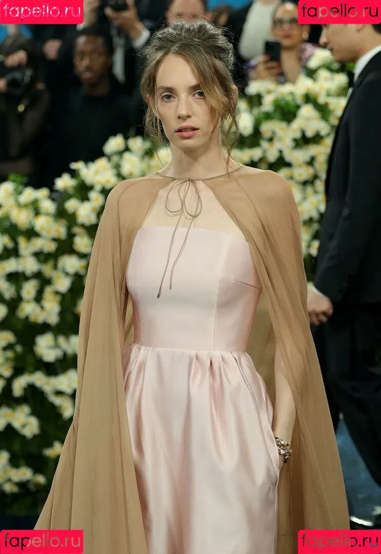 Maya Hawke / maya_hawke / neohawk2 Onlyfans Photo Gallery 