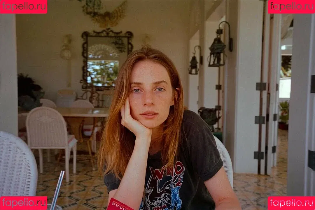 Maya Hawke / maya_hawke / neohawk2 Onlyfans Photo Gallery 