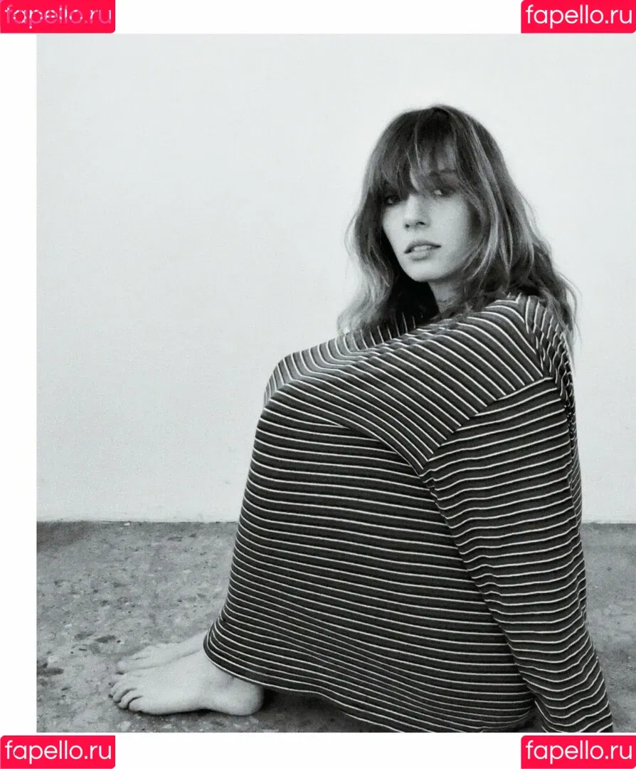 Maya Hawke / maya_hawke / neohawk2 Onlyfans Photo Gallery 