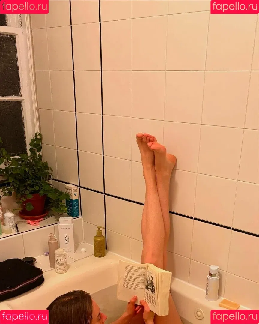 Maya Hawke / maya_hawke / neohawk2 Onlyfans Photo Gallery 