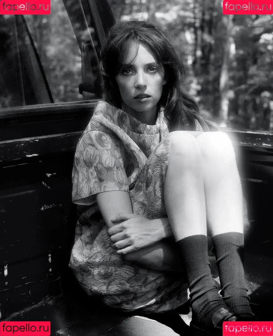 Maya Hawke / maya_hawke / neohawk2 Onlyfans Photo Gallery 