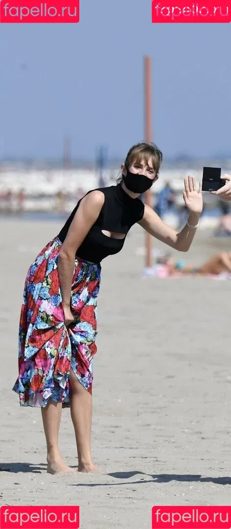 Maya Hawke / maya_hawke / neohawk2 Onlyfans Photo Gallery 