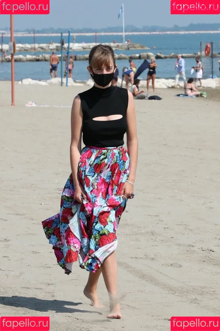 Maya Hawke / maya_hawke / neohawk2 Onlyfans Photo Gallery 