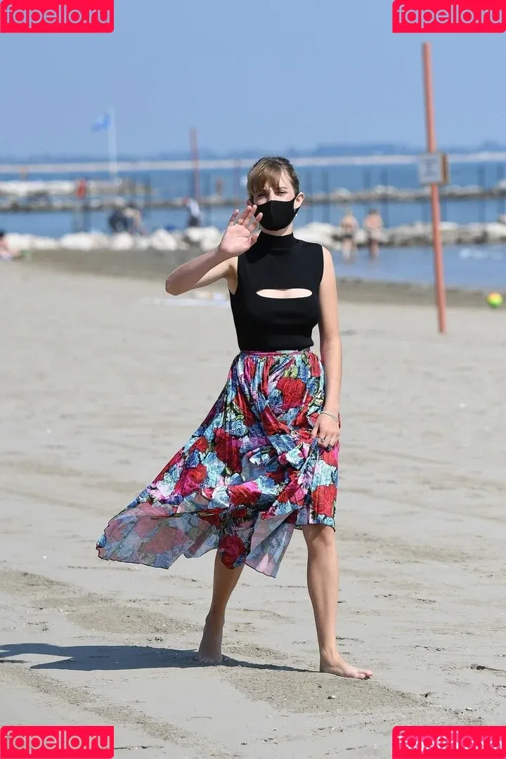 Maya Hawke / maya_hawke / neohawk2 Onlyfans Photo Gallery 