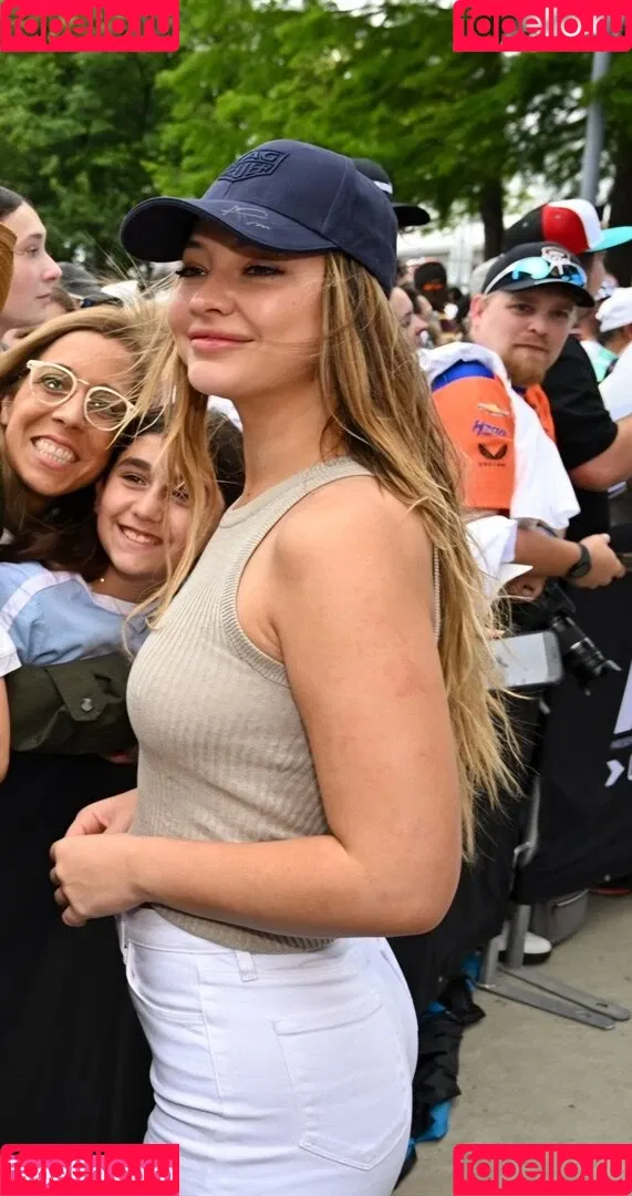 Madelyn Cline / madelyncline Onlyfans Photo Gallery 