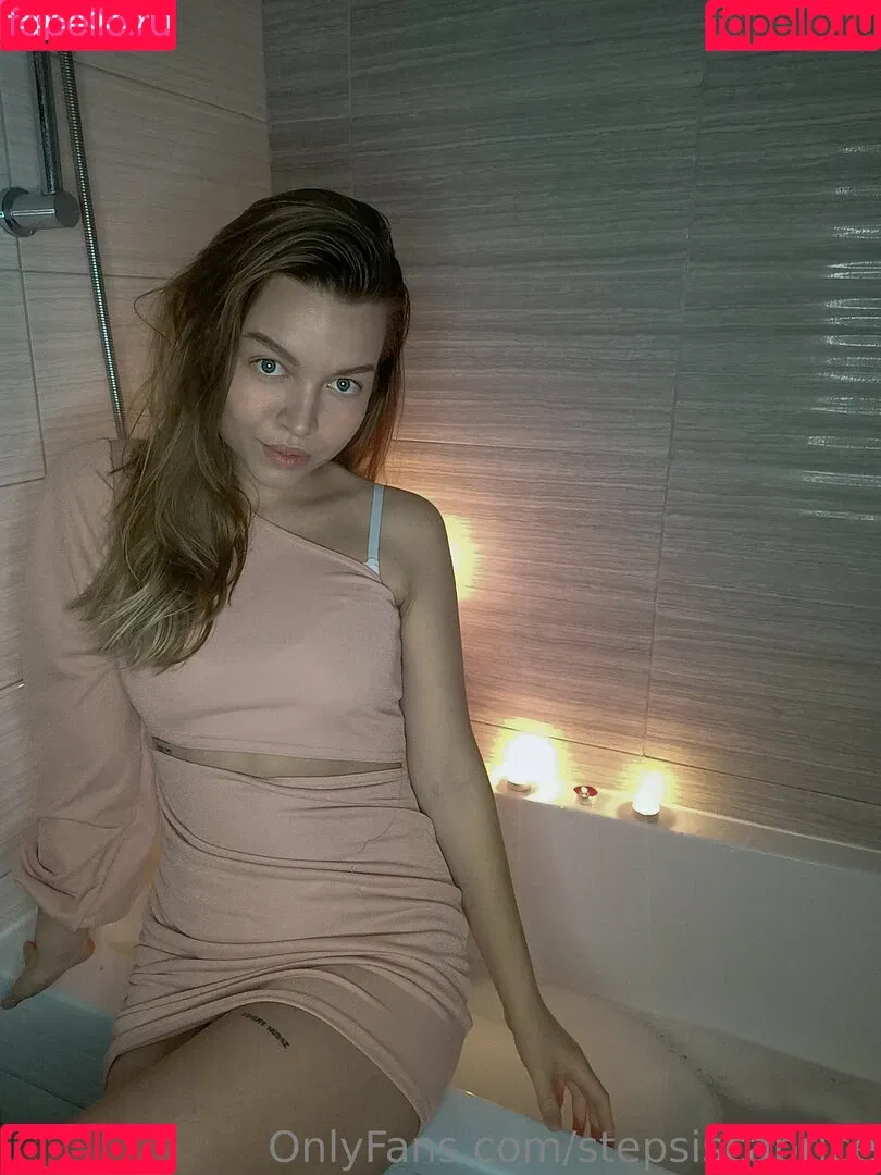 roxanne_moore / roxy_therealist Onlyfans Photo Gallery 