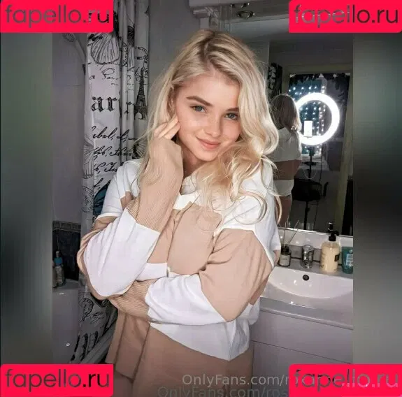 roxanne_moore / roxy_therealist Onlyfans Photo Gallery 