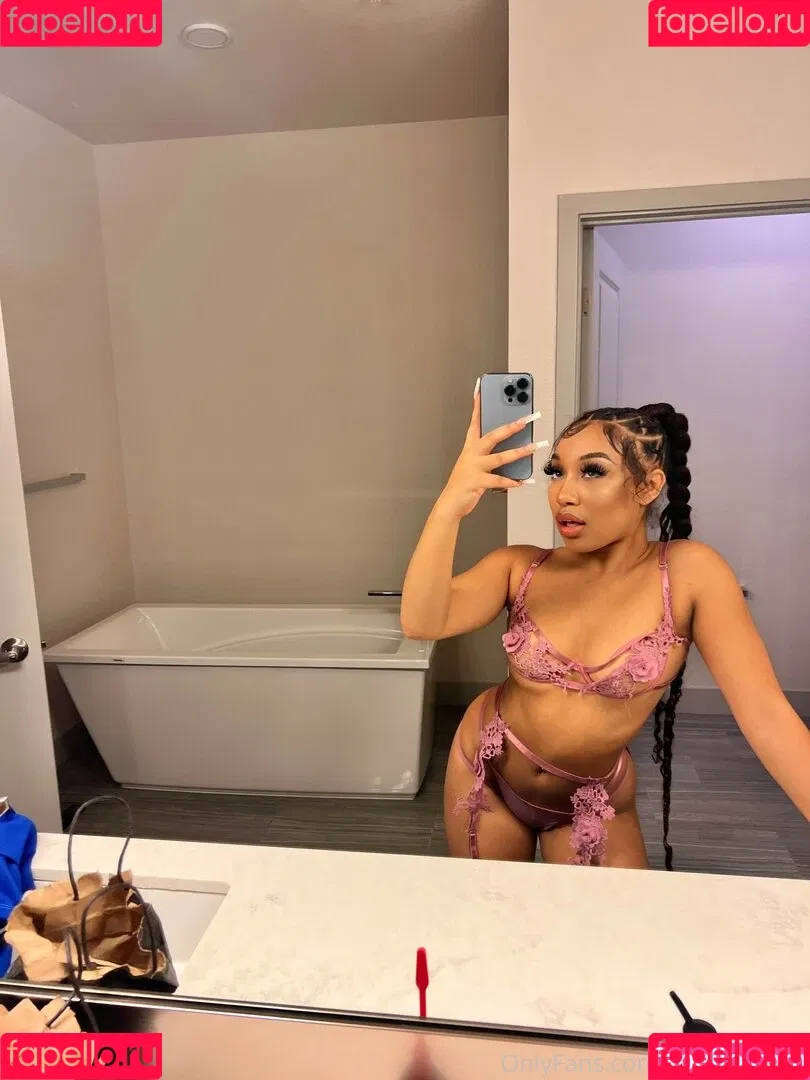 Bubble Booty / Naturalchina Onlyfans Photo Gallery 