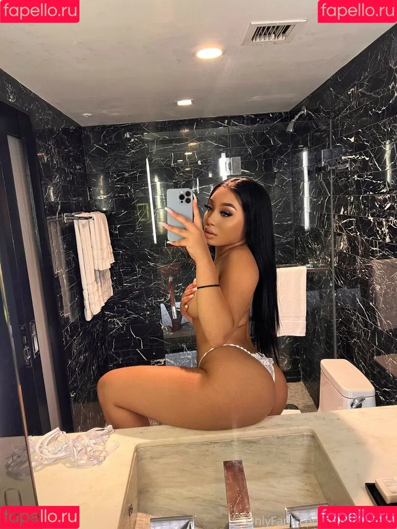 Bubble Booty / Naturalchina Onlyfans Photo Gallery 