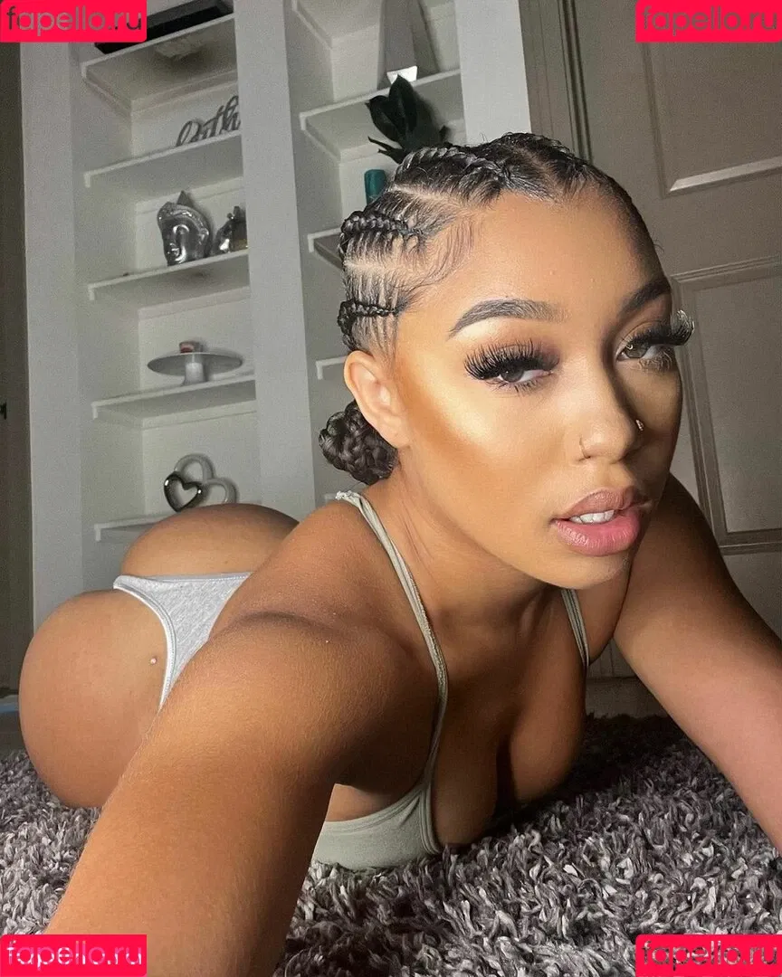 Bubble Booty / Naturalchina Onlyfans Photo Gallery 