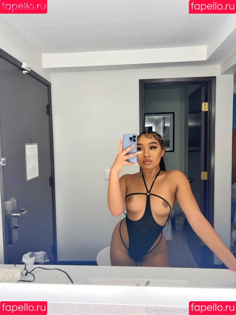 Bubble Booty / Naturalchina Onlyfans Photo Gallery 