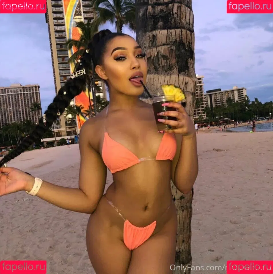 Bubble Booty / Naturalchina Onlyfans Photo Gallery 