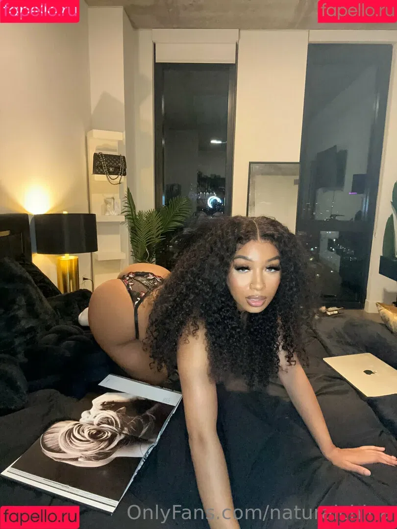 Bubble Booty / Naturalchina Onlyfans Photo Gallery 