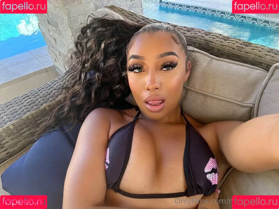 Bubble Booty / Naturalchina Onlyfans Photo Gallery 