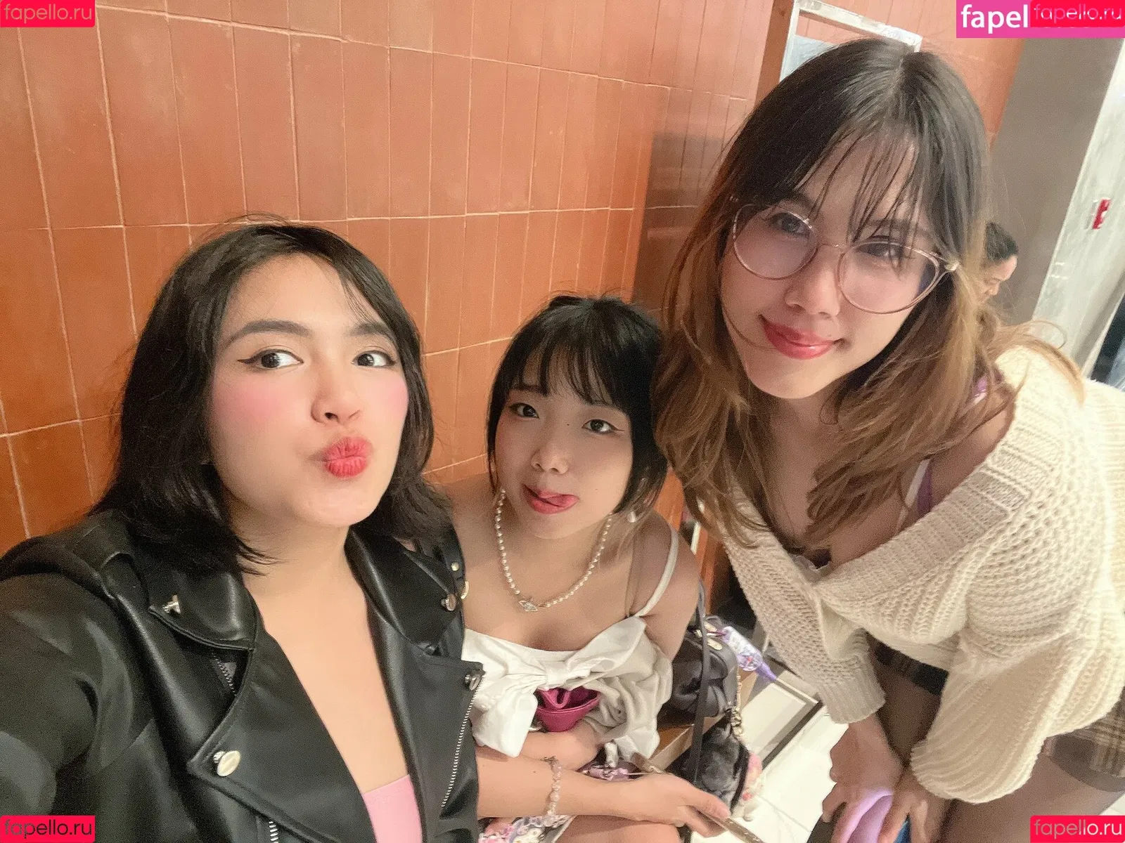 Kura Onee-san / kurasushi_usa / lewdgami Onlyfans Photo Gallery 