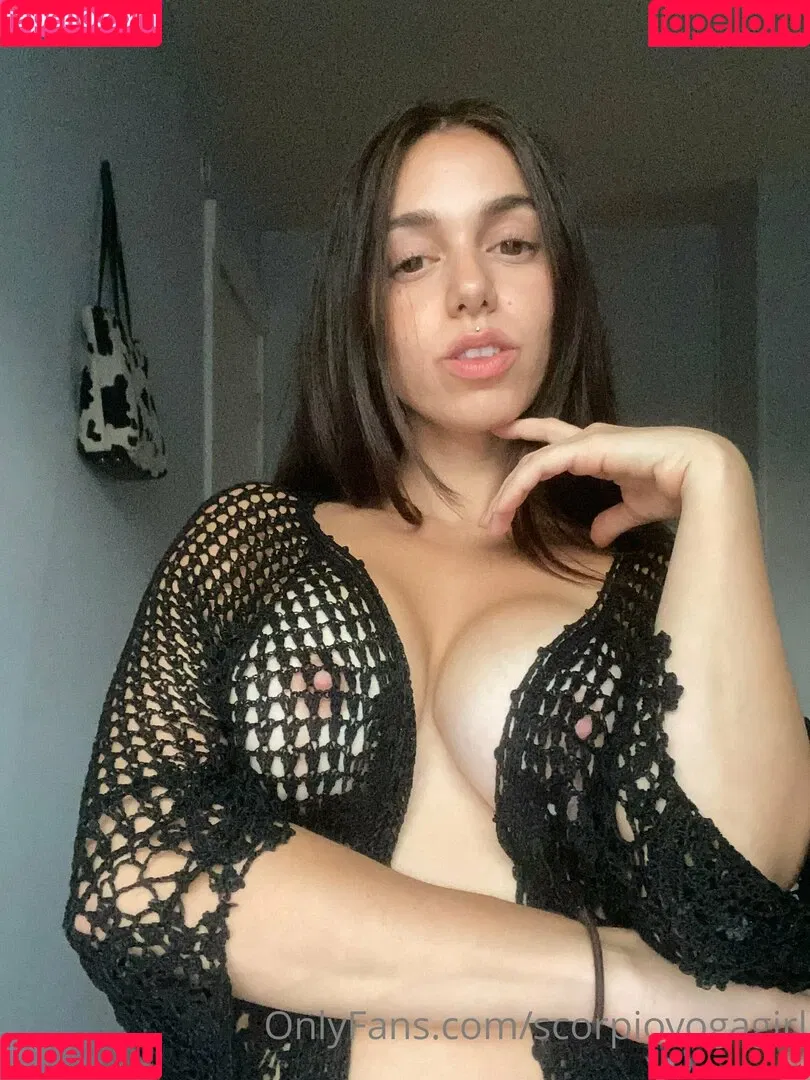 Bendy Lola / scorpioyogagirl Onlyfans Photo Gallery 