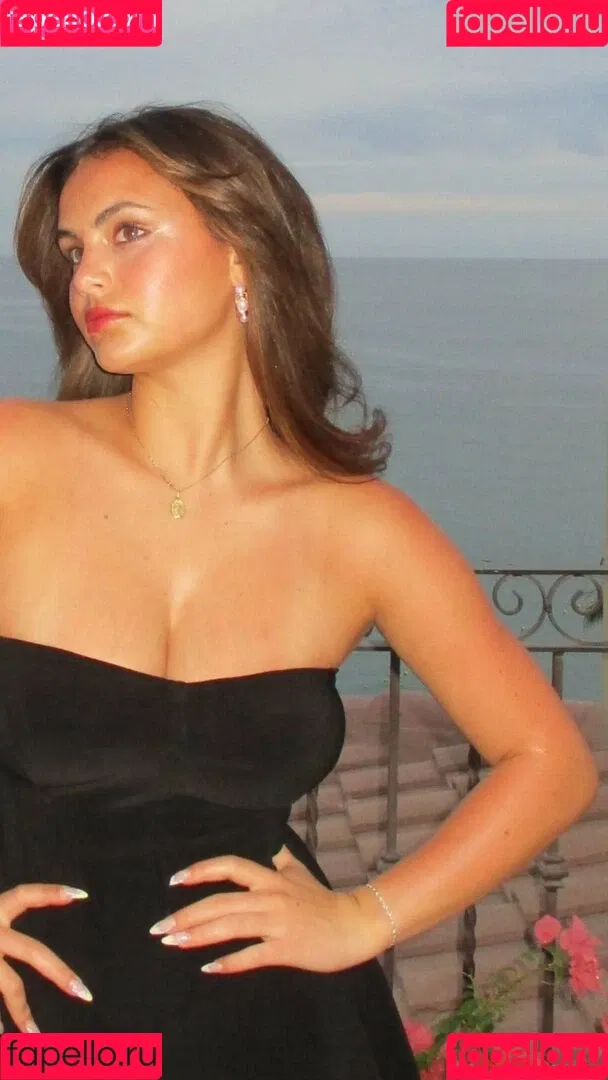 Sara Bella Harris / iamsarahharris Onlyfans Photo Gallery 