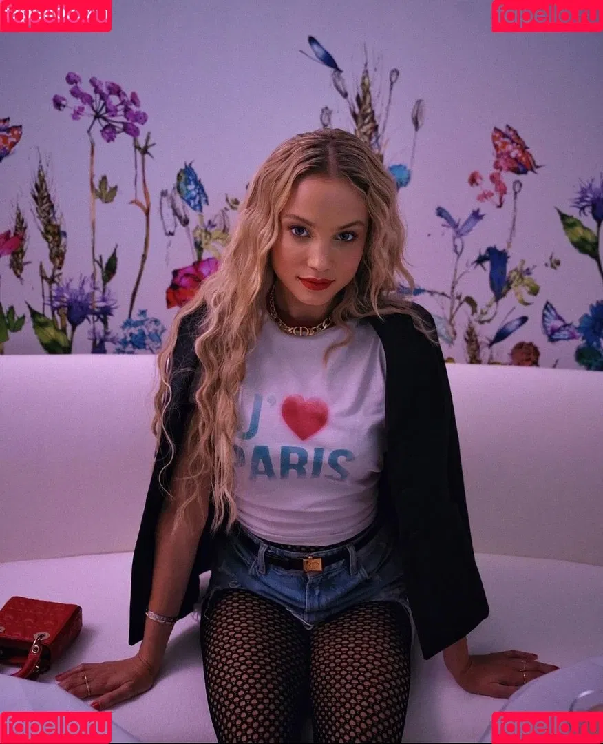 Rose Bertram / rose_bertram Onlyfans Photo Gallery 