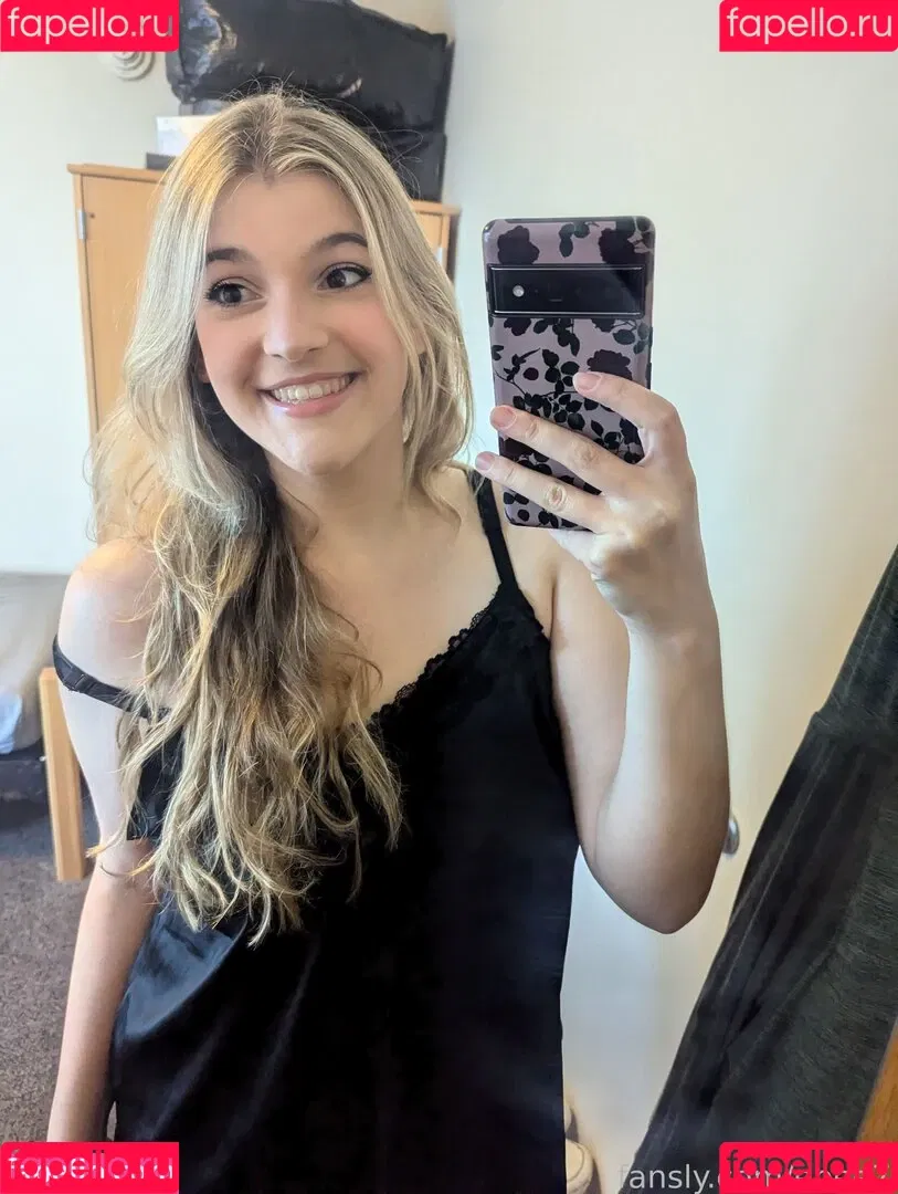 Cute Kinky F18 / Ebee7 / ebee07 Onlyfans Photo Gallery 