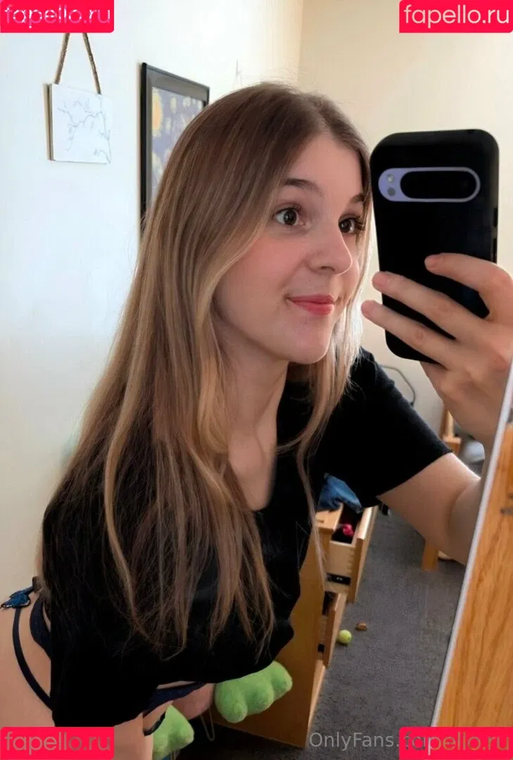 Cute Kinky F18 / Ebee7 / ebee07 Onlyfans Photo Gallery 