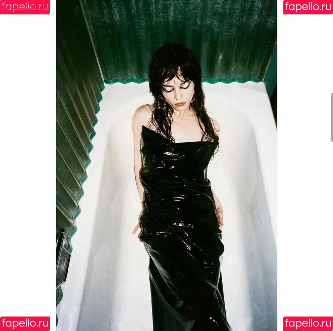 Sophie Thatcher / soapy.t / sophie_thatcher Onlyfans Photo Gallery 