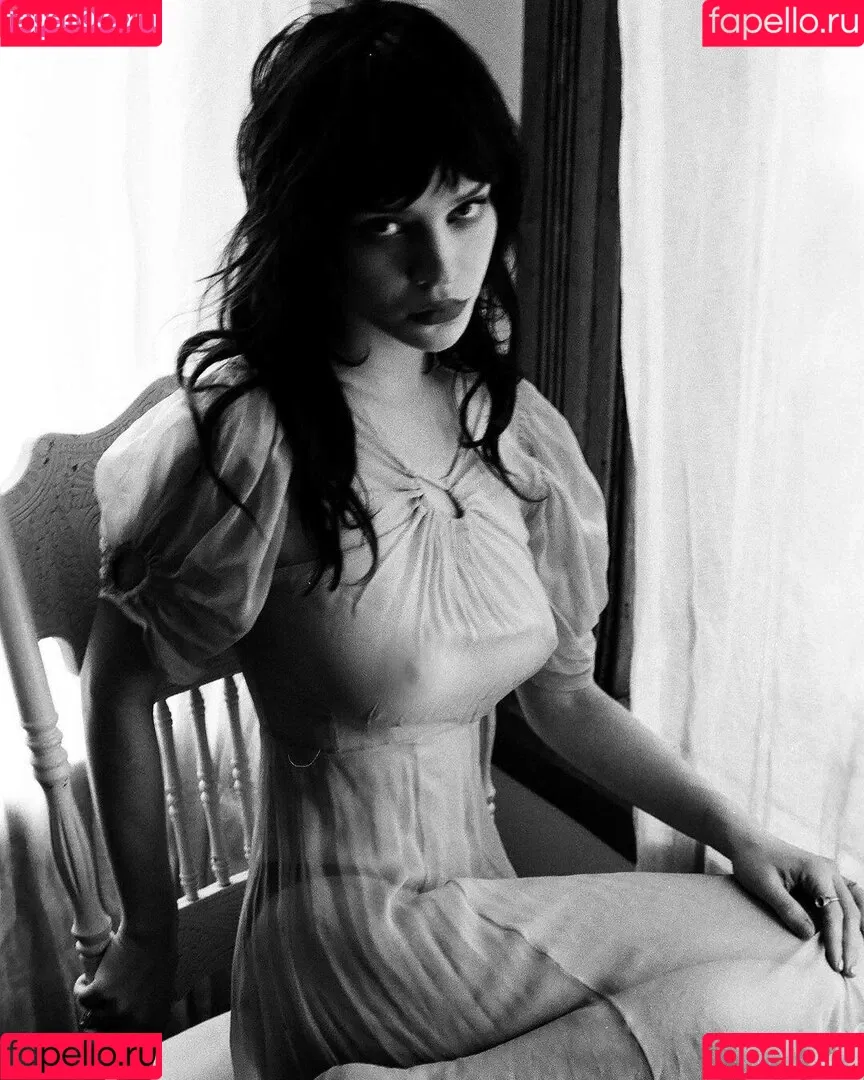 Sophie Thatcher / soapy.t / sophie_thatcher Onlyfans Photo Gallery 