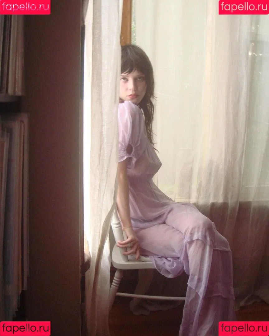 Sophie Thatcher / soapy.t / sophie_thatcher Onlyfans Photo Gallery 