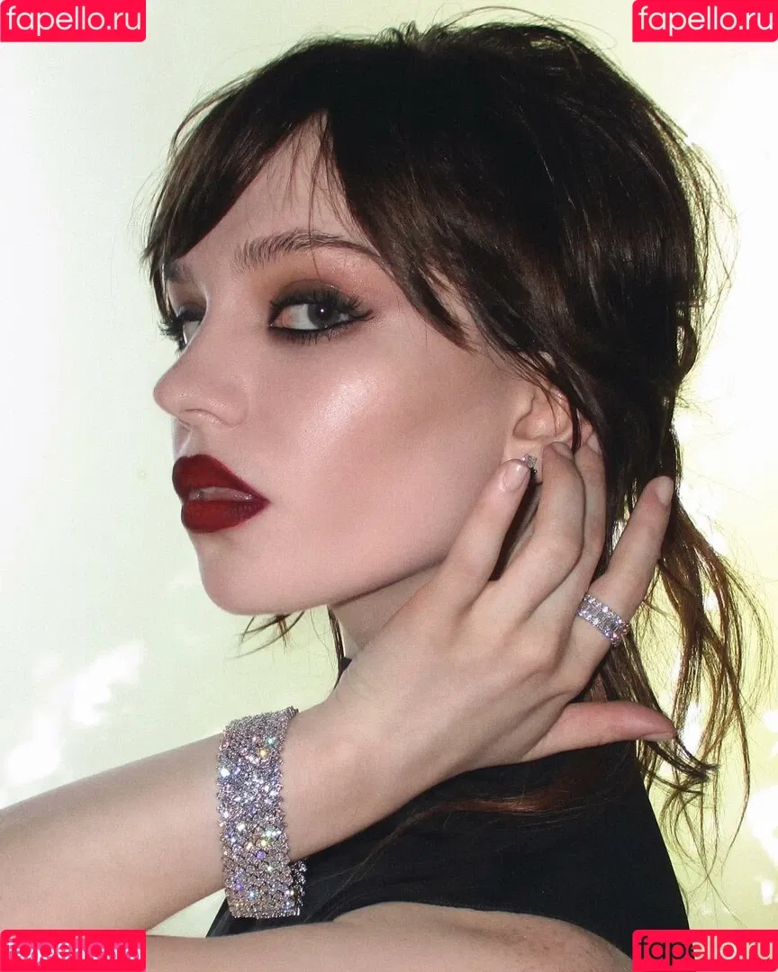 Sophie Thatcher / soapy.t / sophie_thatcher Onlyfans Photo Gallery 