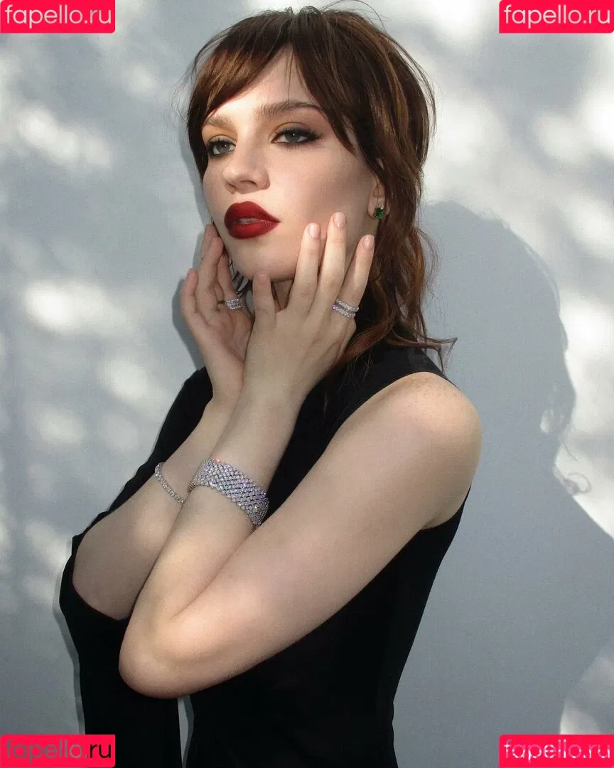 Sophie Thatcher / soapy.t / sophie_thatcher Onlyfans Photo Gallery 