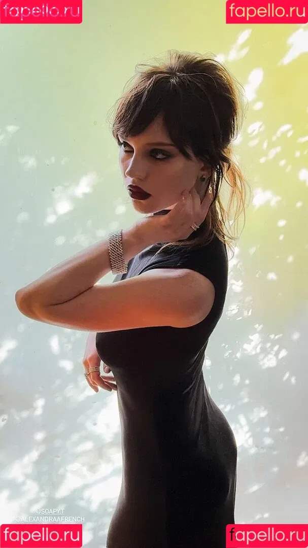 Sophie Thatcher / soapy.t / sophie_thatcher Onlyfans Photo Gallery 