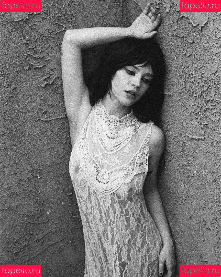 Sophie Thatcher / soapy.t / sophie_thatcher Onlyfans Photo Gallery 