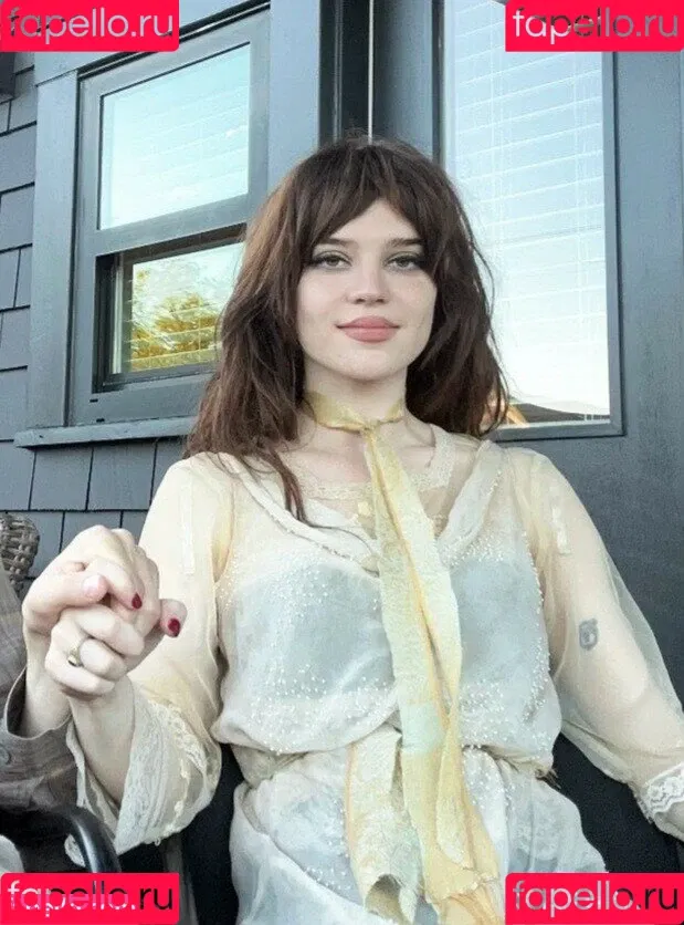 Sophie Thatcher / soapy.t / sophie_thatcher Onlyfans Photo Gallery 