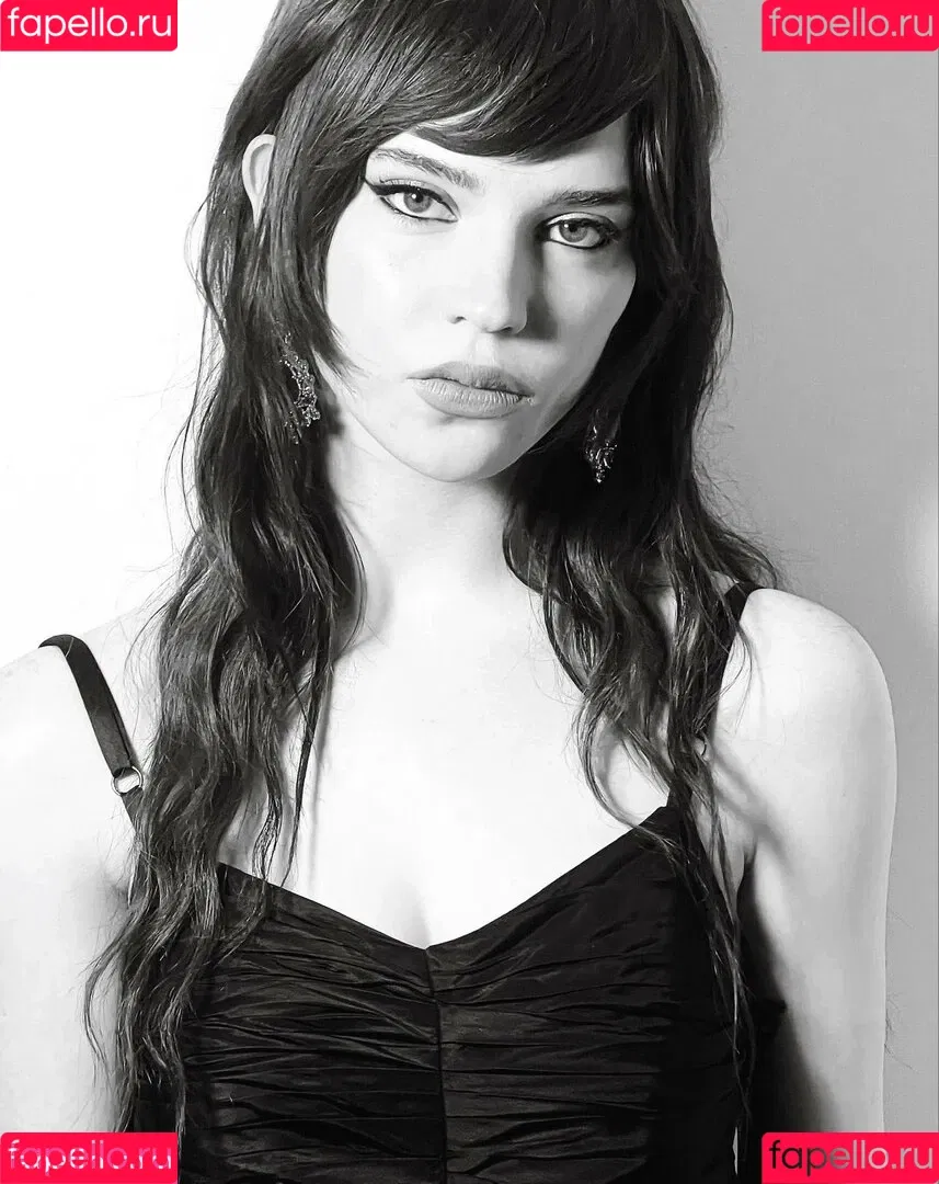 Sophie Thatcher / soapy.t / sophie_thatcher Onlyfans Photo Gallery 