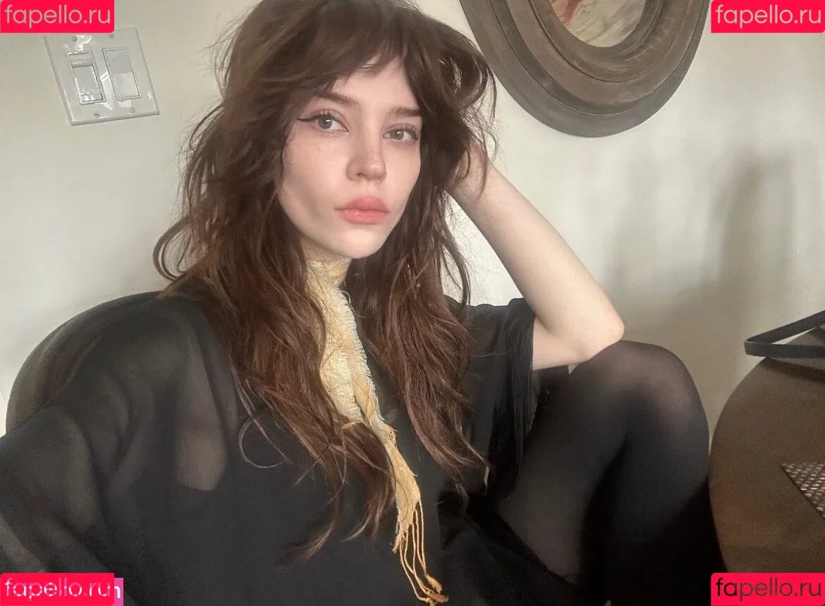 Sophie Thatcher / soapy.t / sophie_thatcher Onlyfans Photo Gallery 