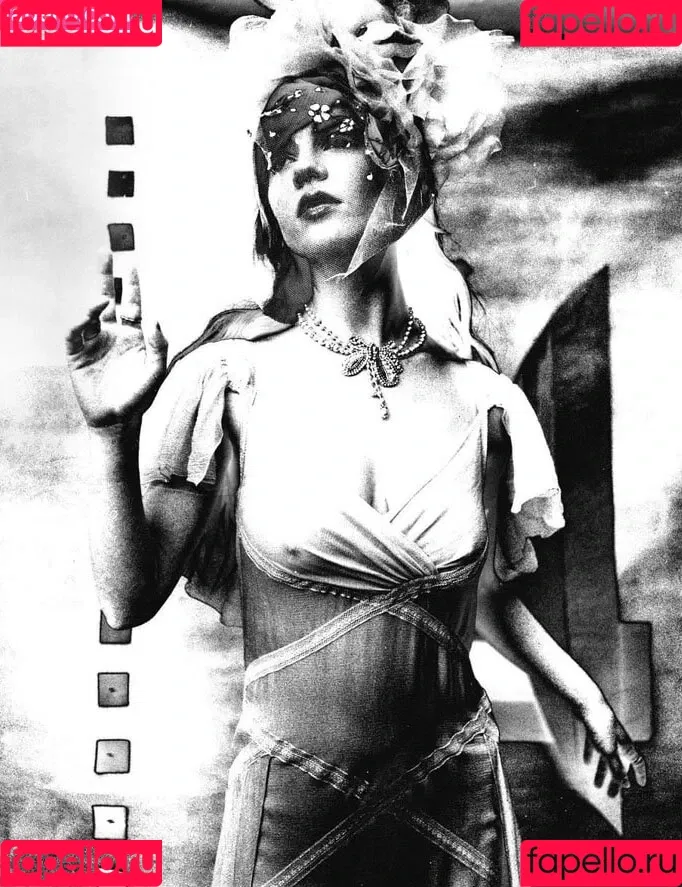 Sophie Thatcher / soapy.t / sophie_thatcher Onlyfans Photo Gallery 