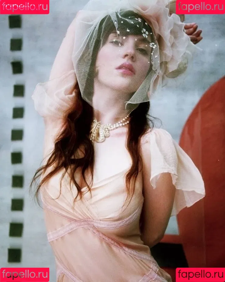 Sophie Thatcher / soapy.t / sophie_thatcher Onlyfans Photo Gallery 