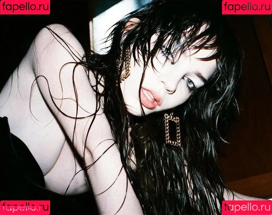 Sophie Thatcher / soapy.t / sophie_thatcher Onlyfans Photo Gallery 