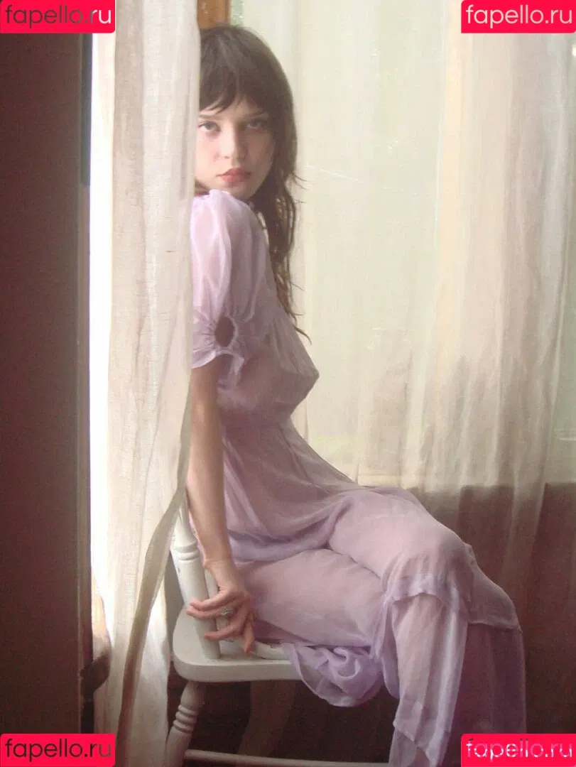 Sophie Thatcher / soapy.t / sophie_thatcher Onlyfans Photo Gallery 