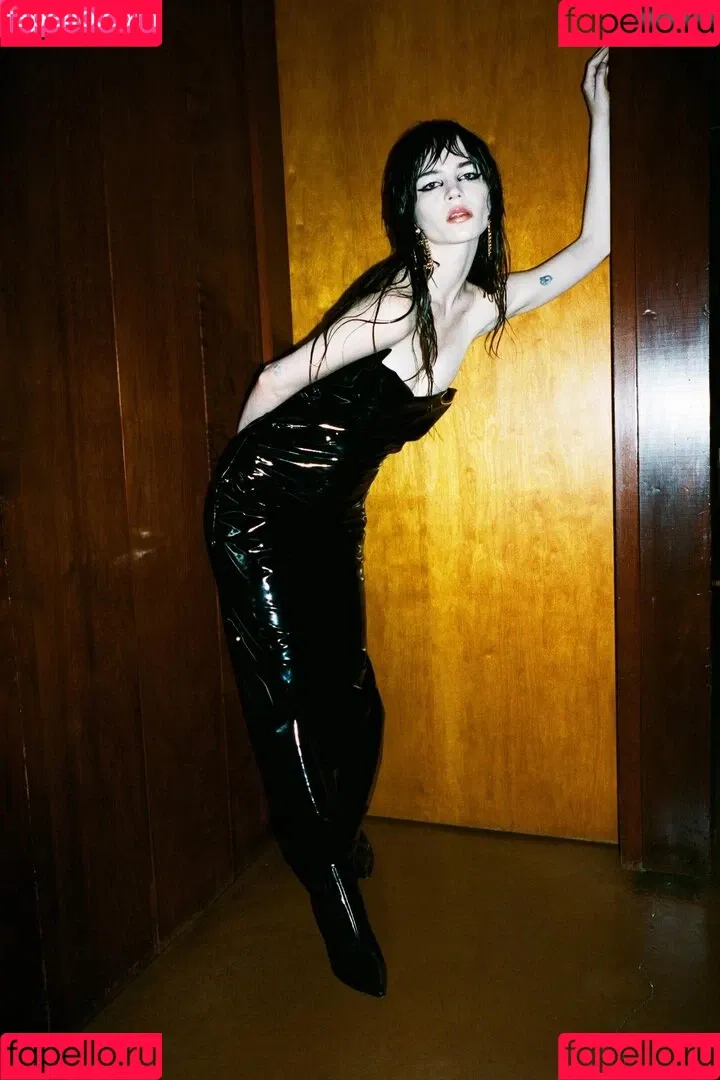 Sophie Thatcher / soapy.t / sophie_thatcher Onlyfans Photo Gallery 