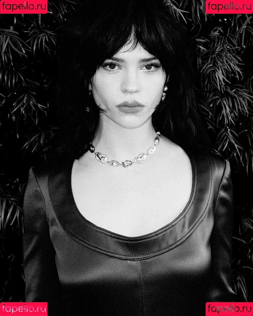 Sophie Thatcher / soapy.t / sophie_thatcher Onlyfans Photo Gallery 