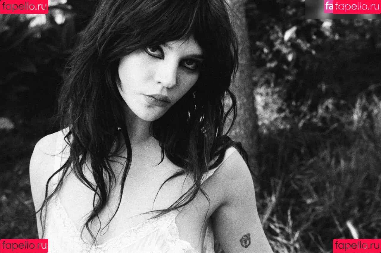 Sophie Thatcher / soapy.t / sophie_thatcher Onlyfans Photo Gallery 