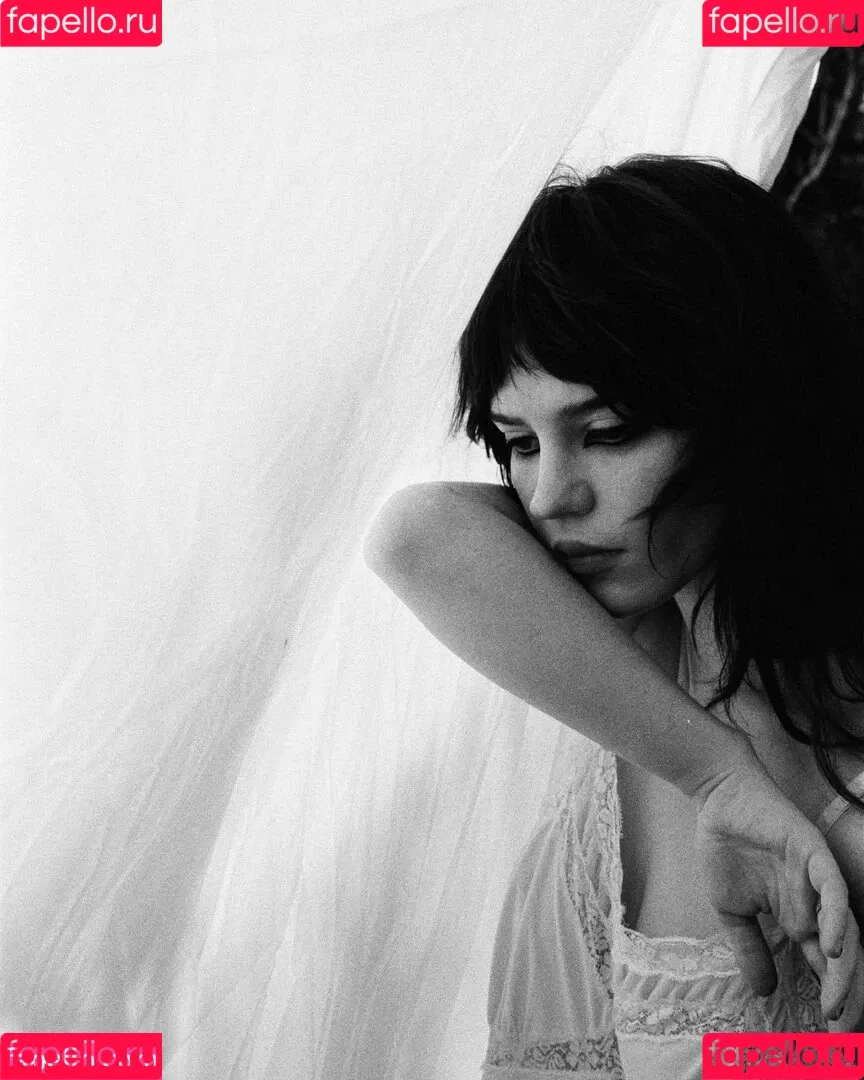 Sophie Thatcher / soapy.t / sophie_thatcher Onlyfans Photo Gallery 