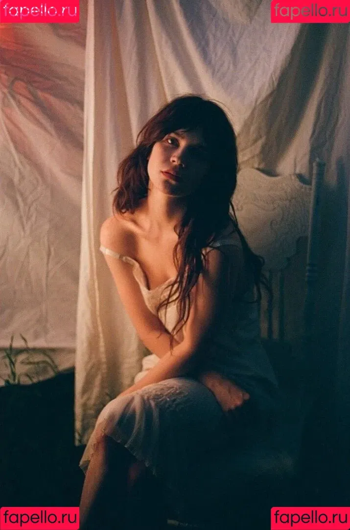 Sophie Thatcher / soapy.t / sophie_thatcher Onlyfans Photo Gallery 