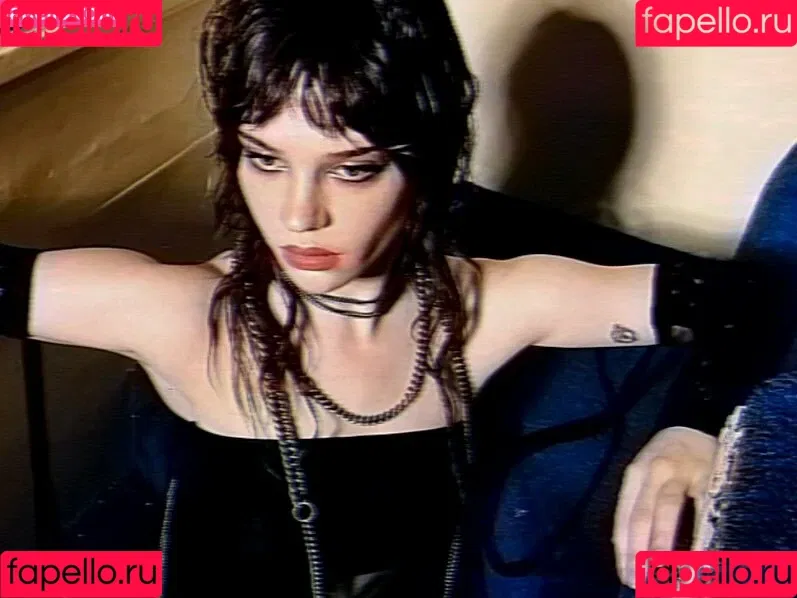 Sophie Thatcher / soapy.t / sophie_thatcher Onlyfans Photo Gallery 