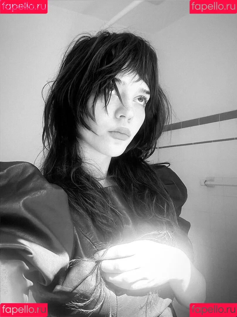 Sophie Thatcher / soapy.t / sophie_thatcher Onlyfans Photo Gallery 