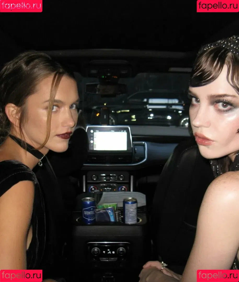 Sophie Thatcher / soapy.t / sophie_thatcher Onlyfans Photo Gallery 