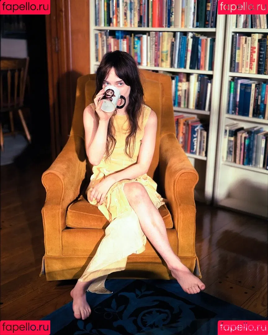 Sophie Thatcher / soapy.t / sophie_thatcher Onlyfans Photo Gallery 