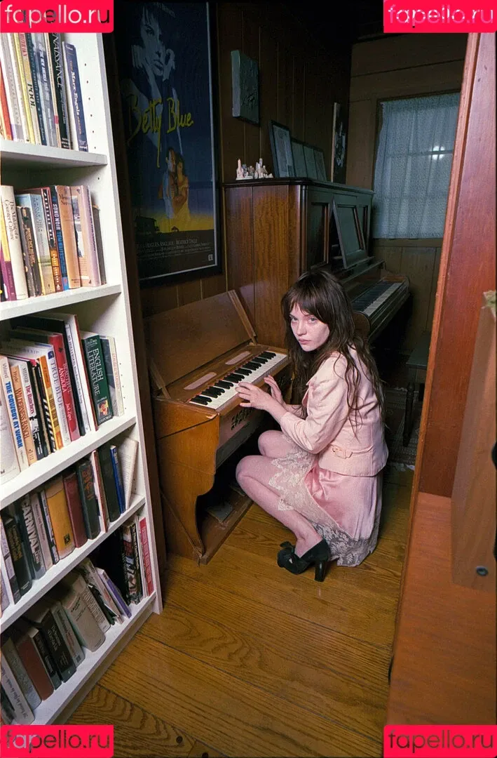 Sophie Thatcher / soapy.t / sophie_thatcher Onlyfans Photo Gallery 