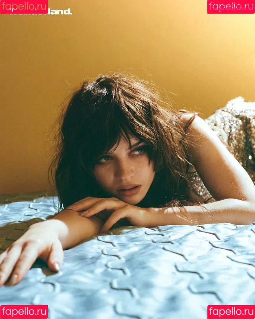 Sophie Thatcher / soapy.t / sophie_thatcher Onlyfans Photo Gallery 