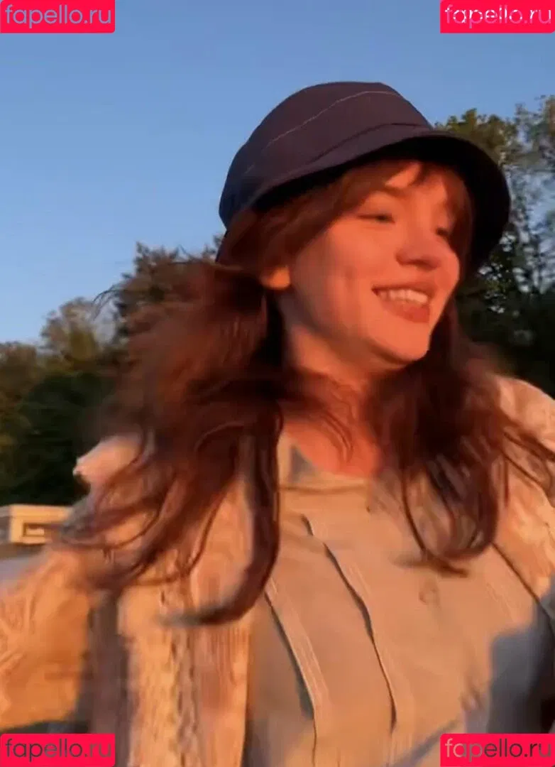 Sophie Thatcher / soapy.t / sophie_thatcher Onlyfans Photo Gallery 